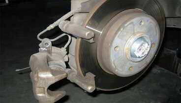 What is the normal working temperature of anti-wear hydraulic oil?